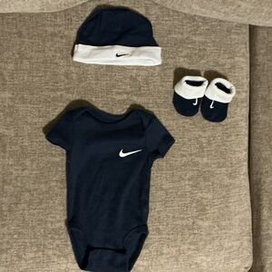 Nike infant onsie 3 pc set EUC